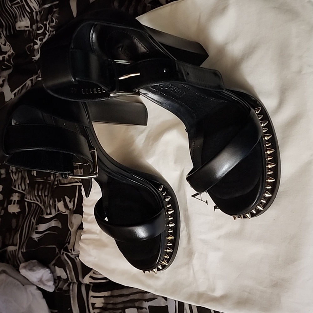 Alexander McQueen size 10 women's shoe( runs small) fit size 9/9.5 - Picture 5 of 7